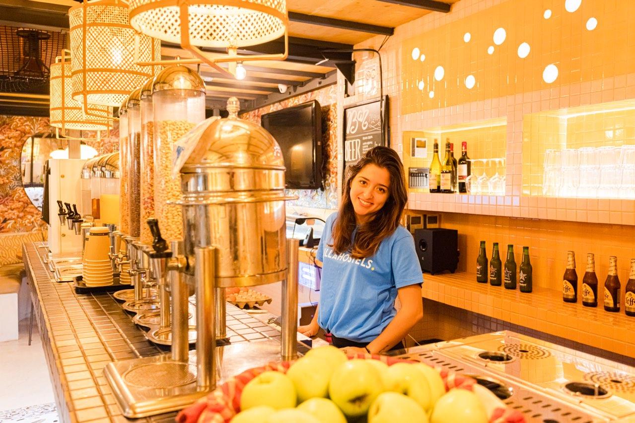 Villa Saint Exupery Beach Hostel Niza Exterior foto A bartender at work