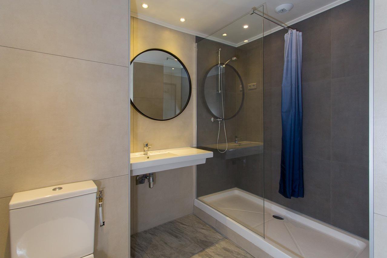 Villa Saint Exupery Beach Hostel Niza Exterior foto A shower enclosure with a sliding door