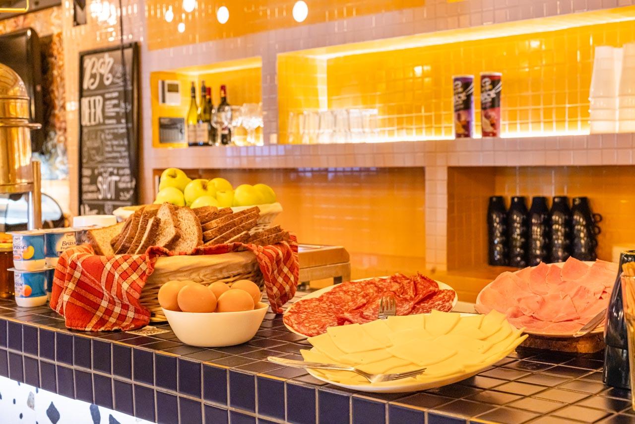 Villa Saint Exupery Beach Hostel Niza Exterior foto A tapas bar in Madrid